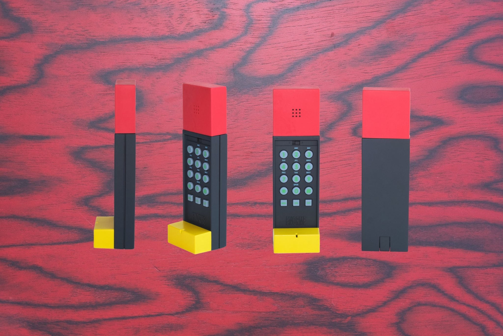 Enorme Telephone 1985